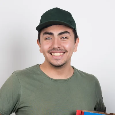 Retrato de um jovem de boné e camiseta verde
