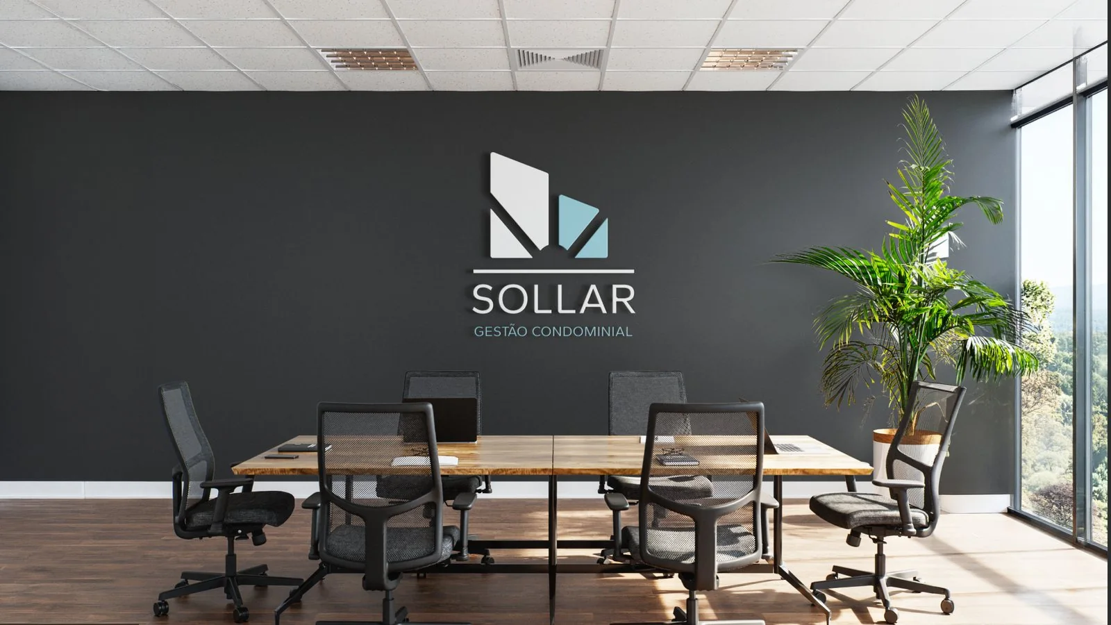 Marca Sollar aplicada na parede de uma sala de reuniões